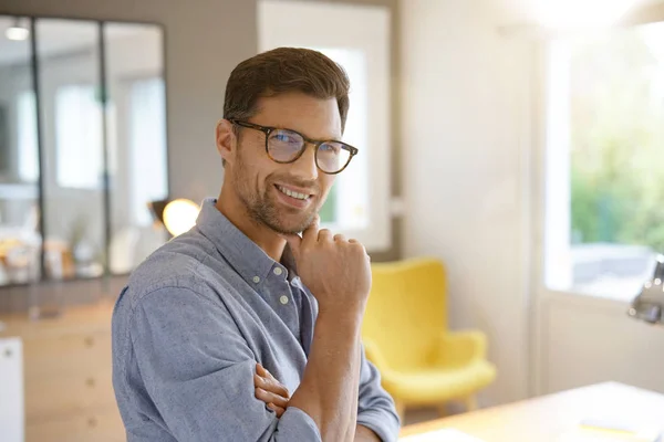 Hombre Alegre Con Anteojos Pie Oficina — Foto de Stock