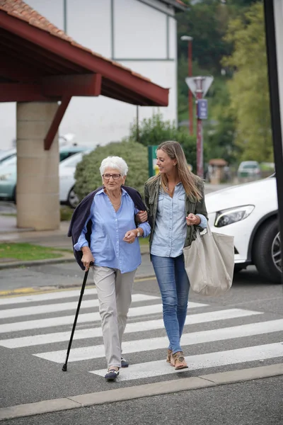 Homehelp Mujer Compras Con Anciana Dama — Foto de Stock