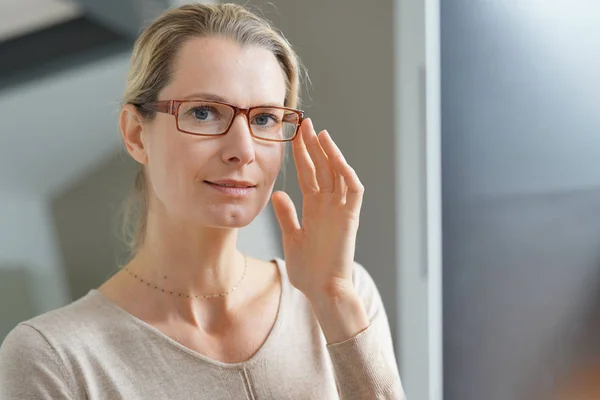 Jonge Vrouw Met Bril Een Kantoor — Stockfoto