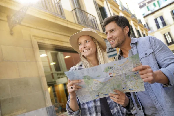 Ein Paar Touristen Auf Den Straßen Der Europäischen Stadt — Stockfoto