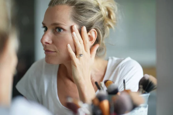Porträtt Kvinna Tittar Hennes Ansikte Spegeln — Stockfoto