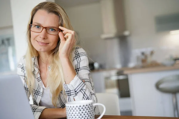 Giovane Donna Con Gli Occhiali Che Lavora Davanti Suo Computer — Foto Stock