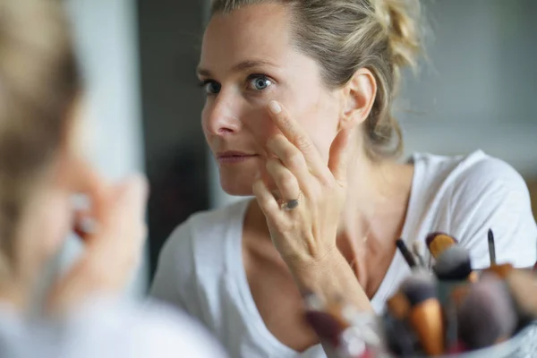 Portrait Woman Looking Her Face Mirror — Stock Photo, Image