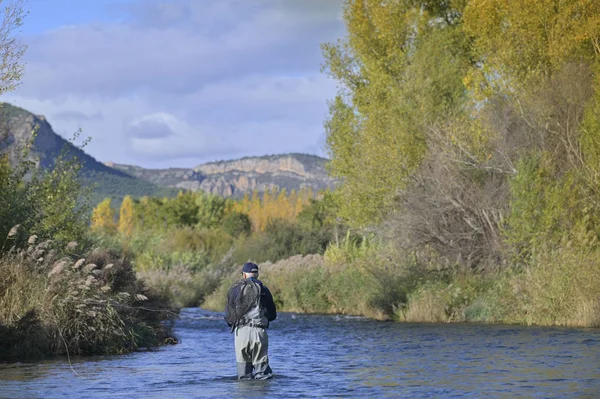 Fliegenfischer Herbst Und Schneller Fluss — Stockfoto