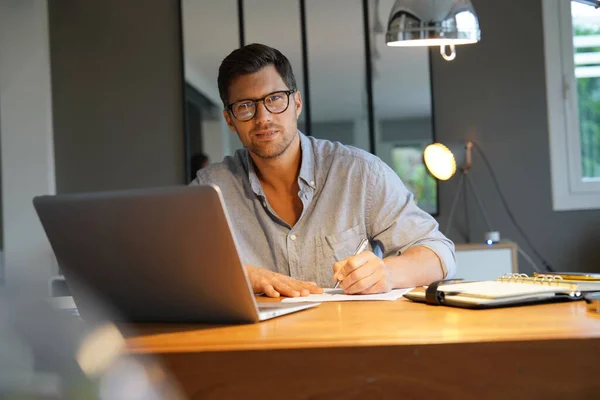 Hombre Mediana Edad Trabajando Ordenador Portátil Oficina — Foto de Stock