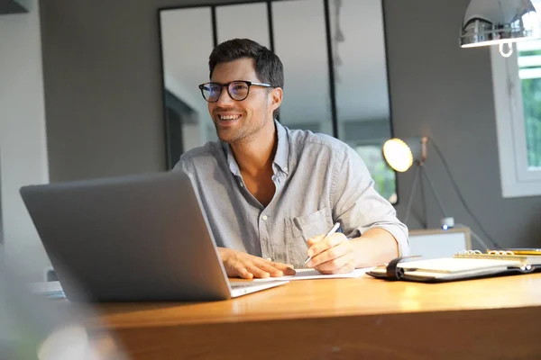 Hombre Sonriente Trabajando Una Oficina —  Fotos de Stock