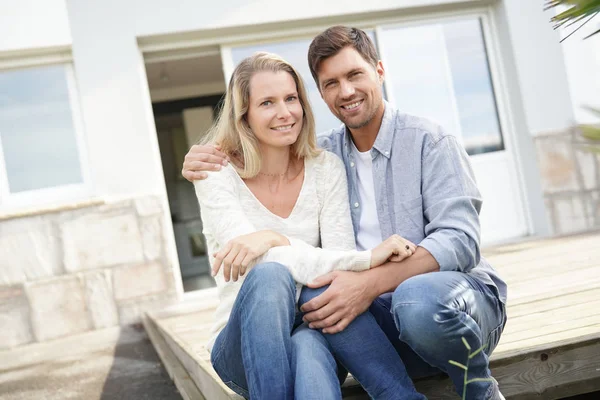 Pareja Alegre Frente Nueva Casa —  Fotos de Stock