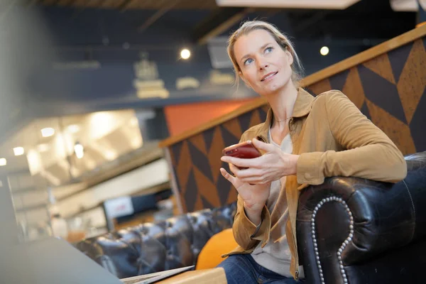 Jeune Femme Affaires Souriant Téléphone Dans Une Cafétéria — Photo