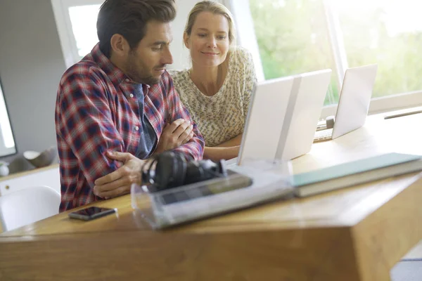 Two Young Colleagues Working Office — Stock Photo, Image