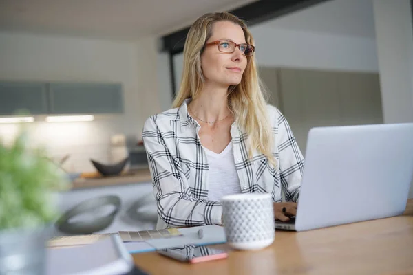 Jovem Mulher Trabalhando Frente Seu Computador — Fotografia de Stock