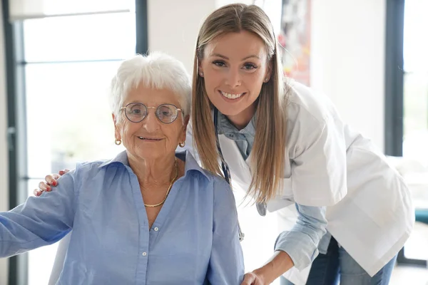Portret Van Oudere Vrouw Met Verpleegster Een Koepel — Stockfoto