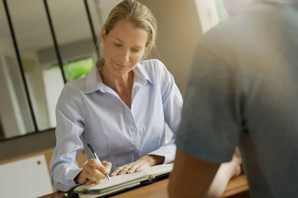 Affärskvinna Möte Ett Kontor — Stockfoto