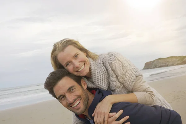 Couple Amoureux Vacances Sur Plage — Photo