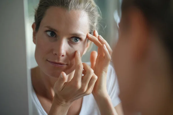 Retrato Mulher Olhando Para Rosto Espelho — Fotografia de Stock