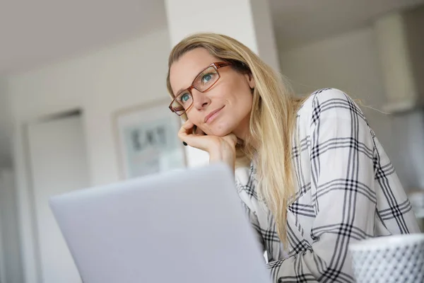 Junge Frau Arbeitet Vor Ihrem Computer — Stockfoto
