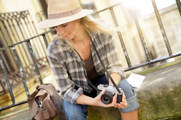 Beautiful Blond Woman Photographer European City — Stock Photo, Image