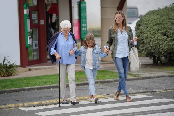 Avó Mãe Filha Atravessando Rua — Fotografia de Stock