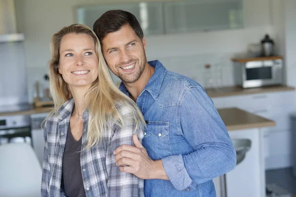 Portret Van Een Vrolijk Stel Van Middelbare Leeftijd Thuis — Stockfoto