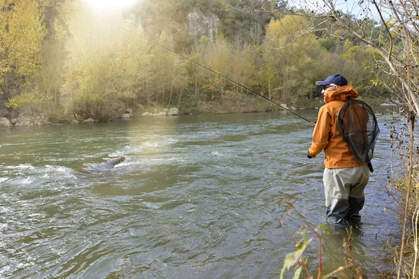 秋には川で漁をし — ストック写真