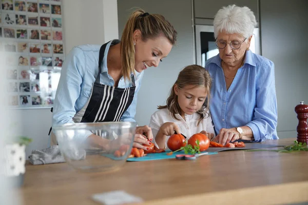 Cucina Familiare Generazioni Insieme — Foto Stock