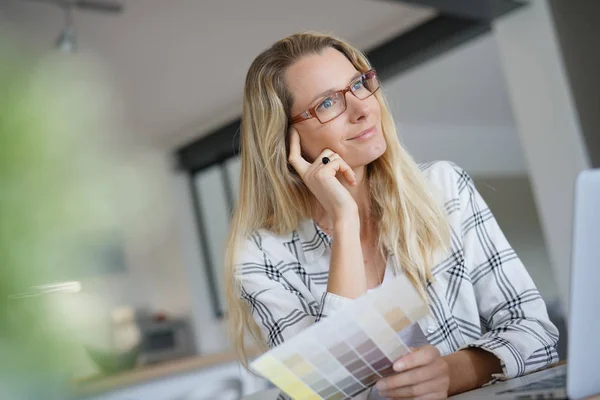 Young Woman Working Front Her Computer — Stock Photo, Image