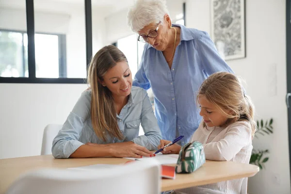 Petite Fille Faisant Ses Devoirs Maman Grand Mère Regardant — Photo