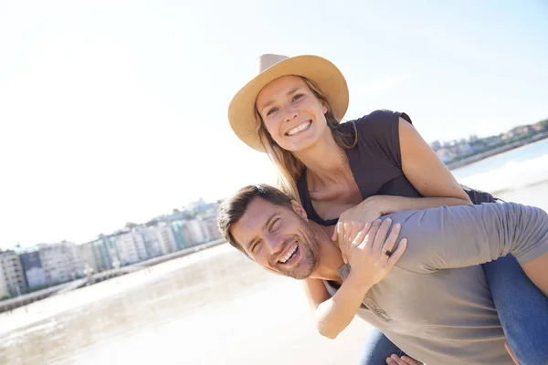 Middelbaar Stel Vermaakt Zich Het Strand — Stockfoto