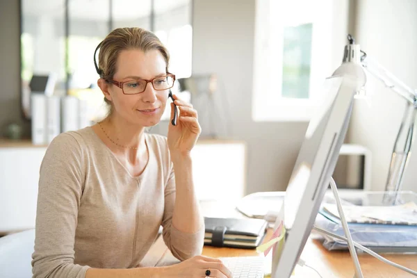 Ofiste Genç Bir Kadını Telefonda Konuşuyor — Stok fotoğraf