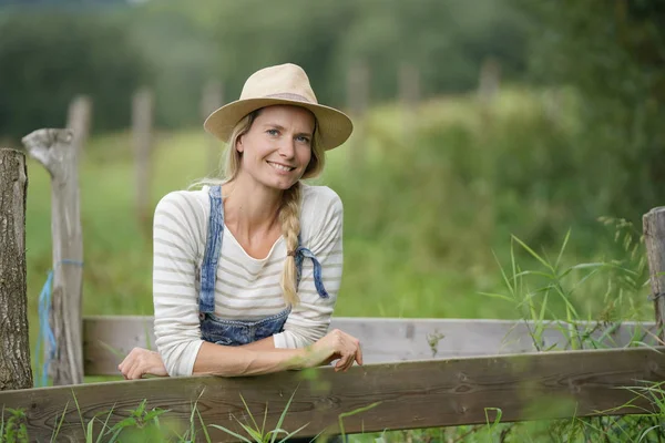 Portrait Smiling Farmer Woman Hat — Stock Photo, Image