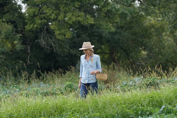 Mulher Agricultor Caminhando Campo Agrícola — Fotografia de Stock