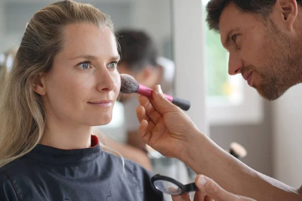 Professionelle Maskenbildnerin Mit Modell — Stockfoto