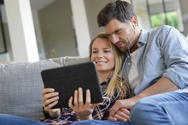 Koppel Kijken Film Digitale Tablet Met Behulp Van Oortelefoons — Stockfoto