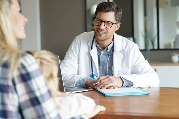 Arzt Mit Patient Büro — Stockfoto