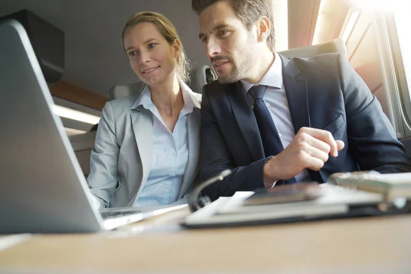 Twee Collega Die Aan Een Trein Werken — Stockfoto