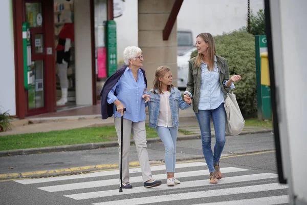 Avó Mãe Filha Atravessando Rua — Fotografia de Stock