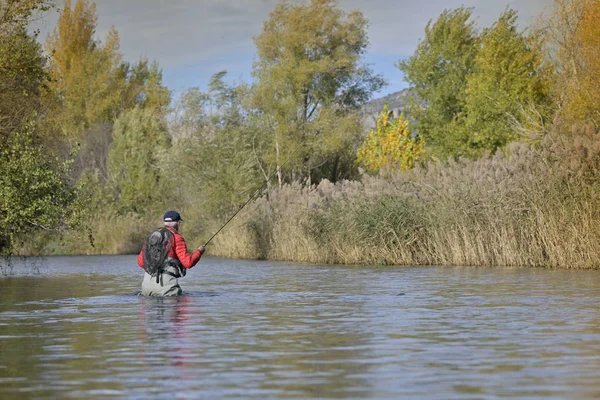 Fliegenfischer Herbst Und Schneller Fluss — Stockfoto