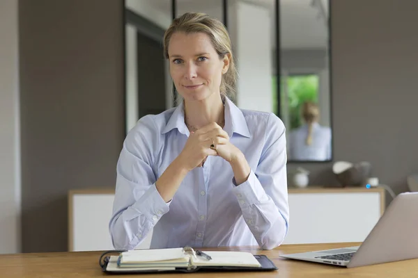 Retrato Una Mujer Negocios Una Oficina —  Fotos de Stock