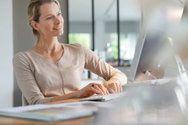 Jeune Femme Affaires Dans Bureau — Photo