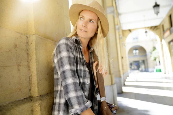 Portret Van Een Aantrekkelijke Blonde Vrouw Met Hoed — Stockfoto