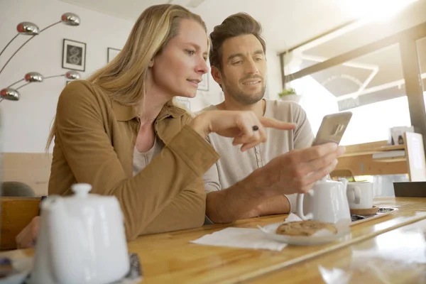 Young Couple Looking Cell Phone Coffee Shop — Stock Photo, Image