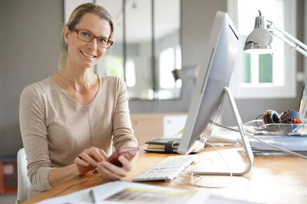 Junge Geschäftsfrau Mit Brille Büro — Stockfoto