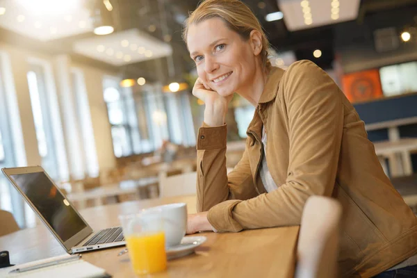 Jonge Zakenvrouw Een Cafetaria — Stockfoto