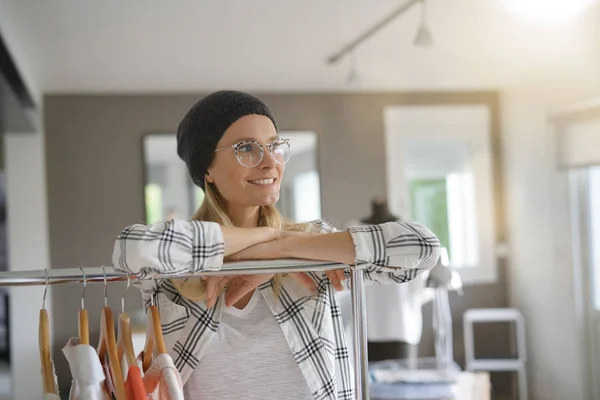 Junge Stylistin Einer Werkstatt — Stockfoto