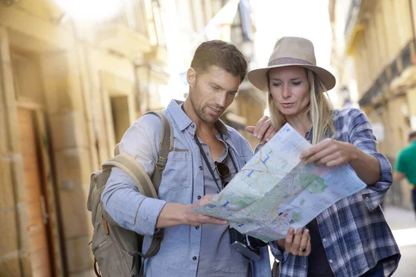 Ein Paar Touristen Auf Den Straßen Der Europäischen Stadt — Stockfoto