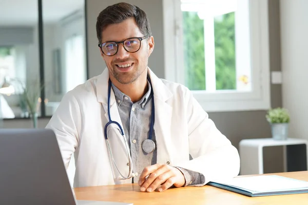 Portrait Médecin Souriant Bureau — Photo