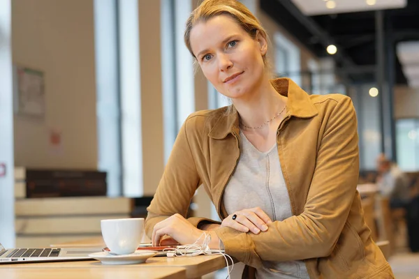 Jeune Femme Affaires Souriant Dans Une Cafétéria — Photo