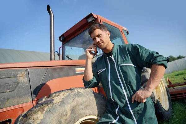 Landwirt Telefoniert Steht Lkw — Stockfoto