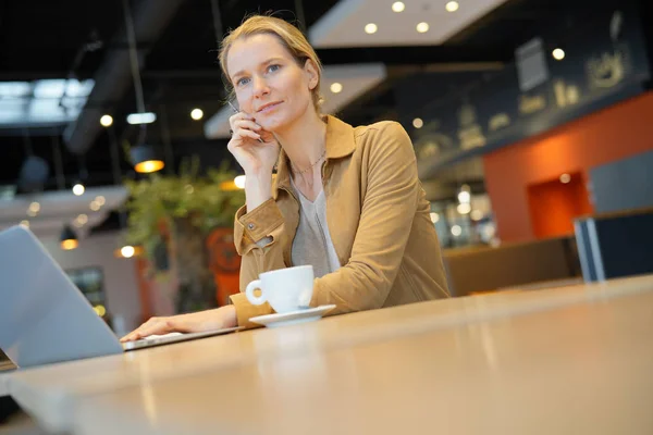 Jeune Femme Affaires Souriant Dans Une Cafétéria — Photo