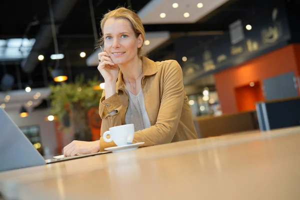 Young Businesswoman Smiling Cafeteria — Stock Photo, Image