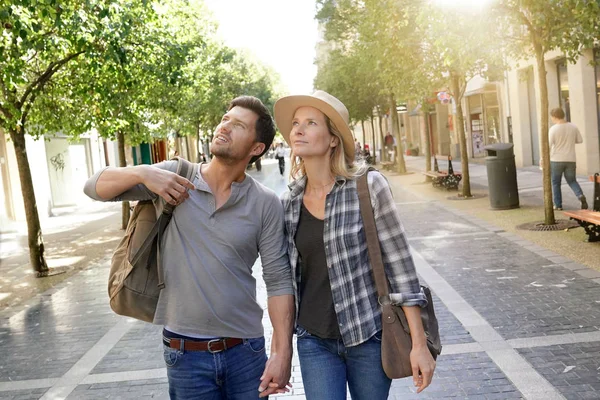 Couple Tourists Walking Shopping Street — Stock Photo, Image